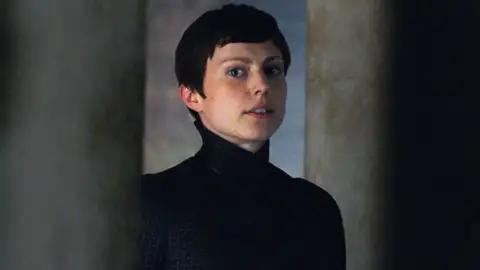 Sara Dylan como Bernadette Sara Dylan como Bernadette