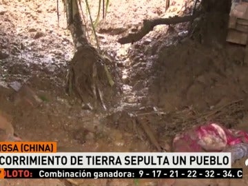 El barro sepulta la localidad china de Dongsa tras un corrimiento de tierra El barro sepulta la localidad china de Dongsa tras un corrimiento de tierra