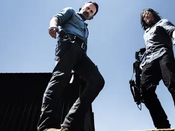 Rick (Andrew Lincoln) y Daryl (Norman Reedus) octava temporada. Rick (Andrew Lincoln) y Daryl (Norman Reedus) octava temporada.