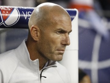 Zidane, muy serio en el banquillo