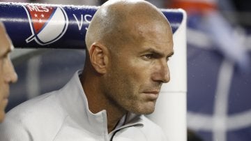 Zidane, muy serio en el banquillo