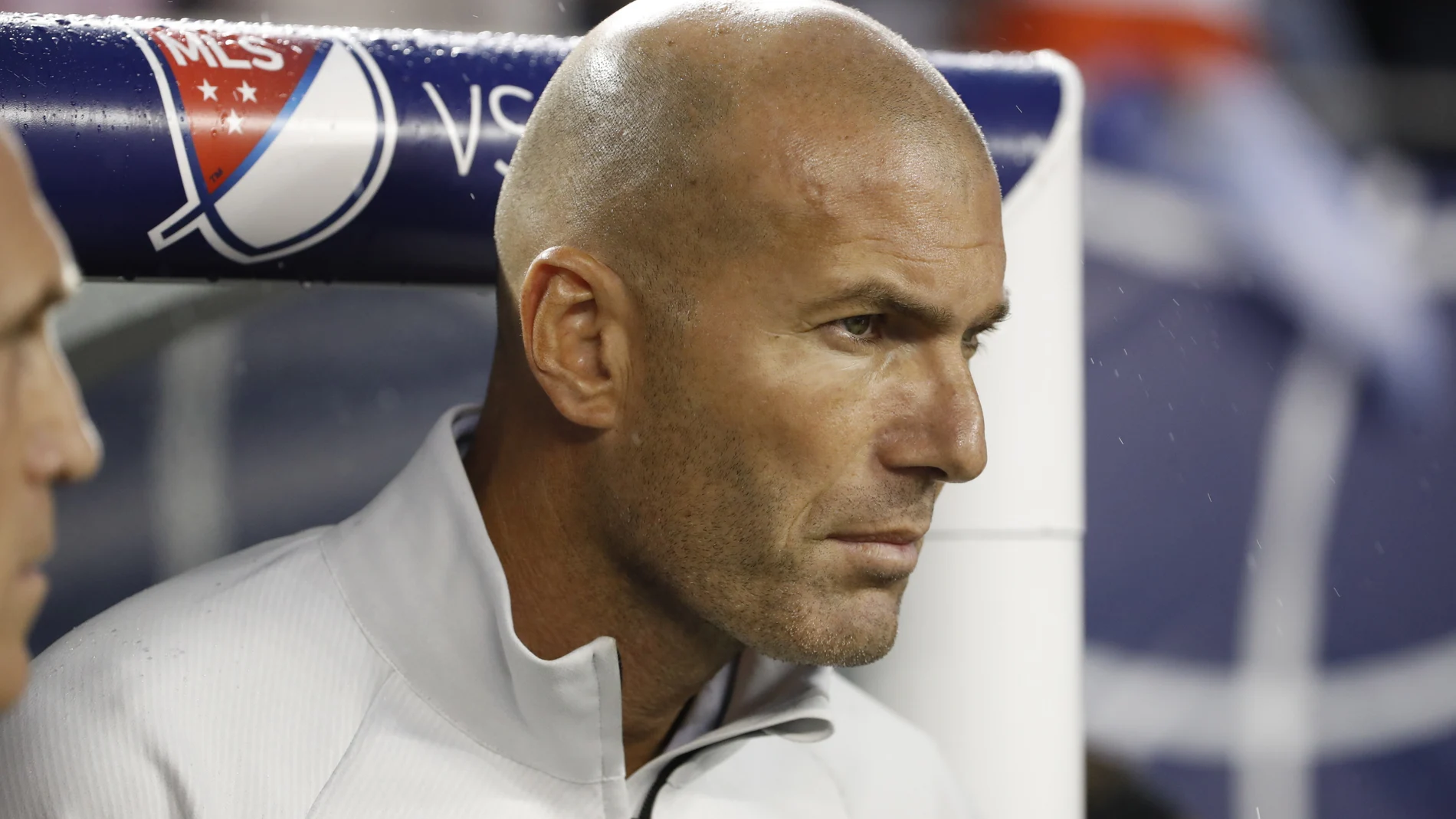 Zidane, muy serio en el banquillo Zidane, muy serio en el banquillo