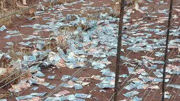 Foto de Yusuf Abramjee del dinero que ha volado por los aires Foto de Yusuf Abramjee del dinero que ha volado por los aires