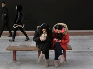 Mujeres chinas mirando su móvil