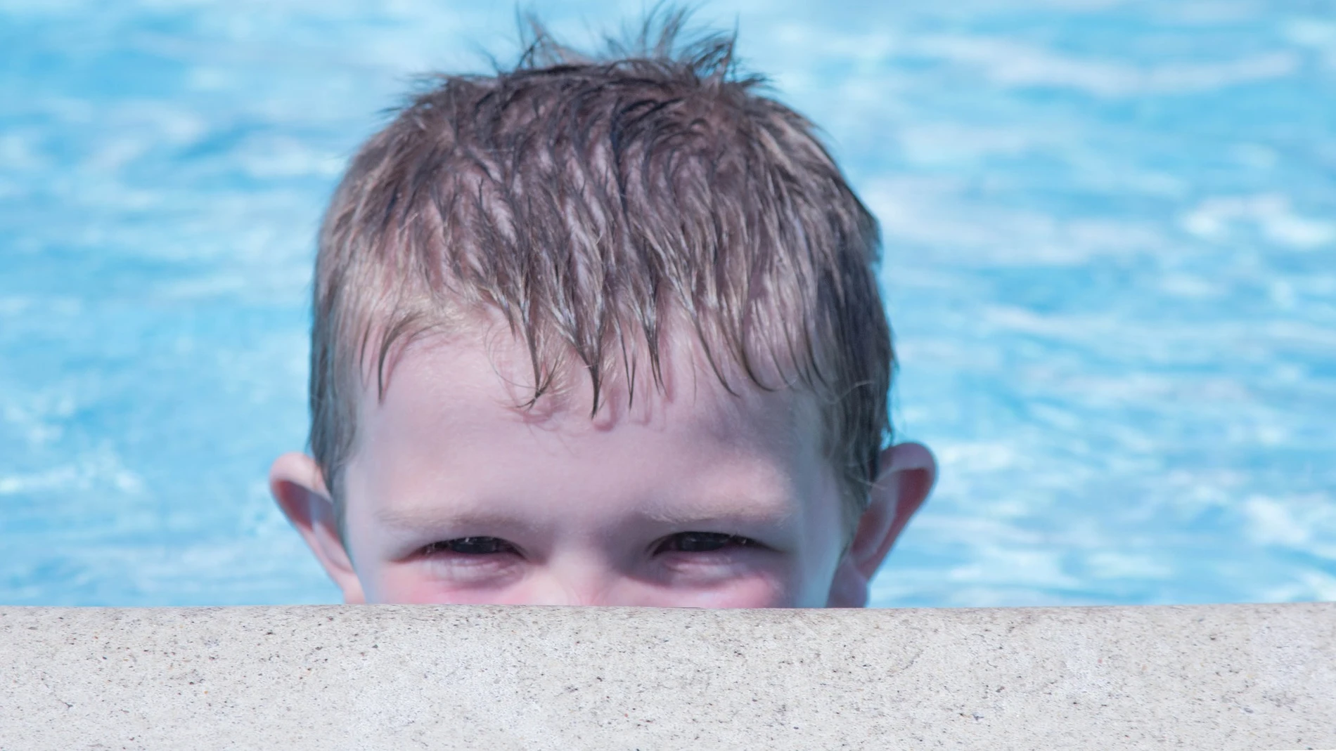 Niño en una piscina Niño en una piscina