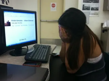 Menor frente a un ordenador Menor frente a un ordenador