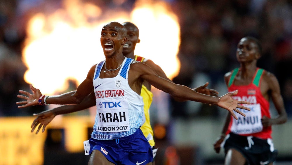 Mo Farah, en el momento de entrar a meta
