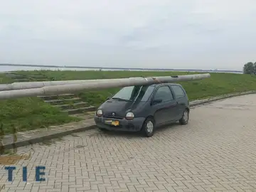 Un vehículo transportando dos farolas robadas en el techo Un vehículo transportando dos farolas robadas en el techo