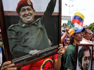 Chavistas participan en una manifestación con un cuadro del fallecido presidente Hugo Chávez