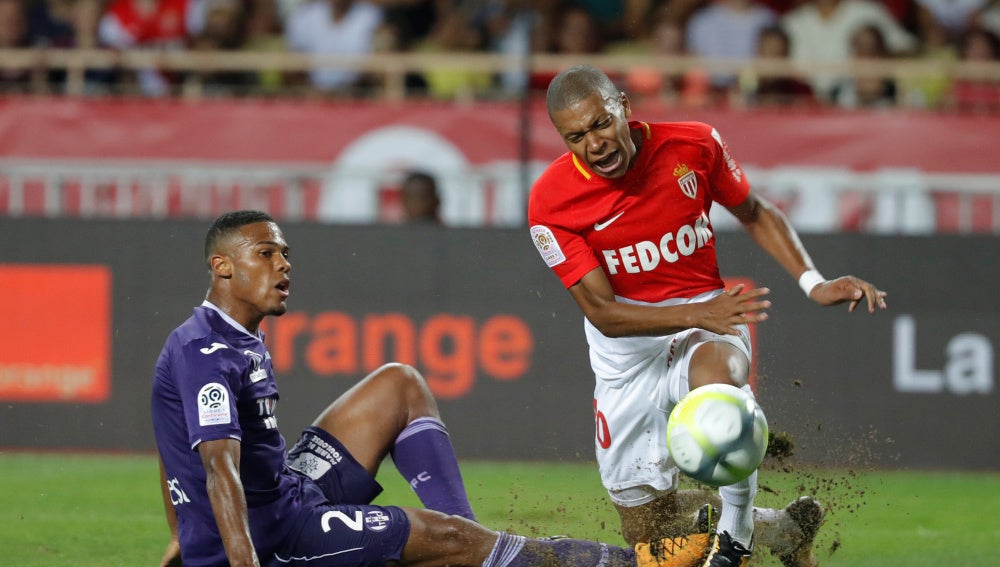 Mbappé sufre una entrada durante el partido