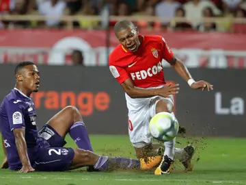 Mbappé sufre una entrada durante el partido Mbappé sufre una entrada durante el partido