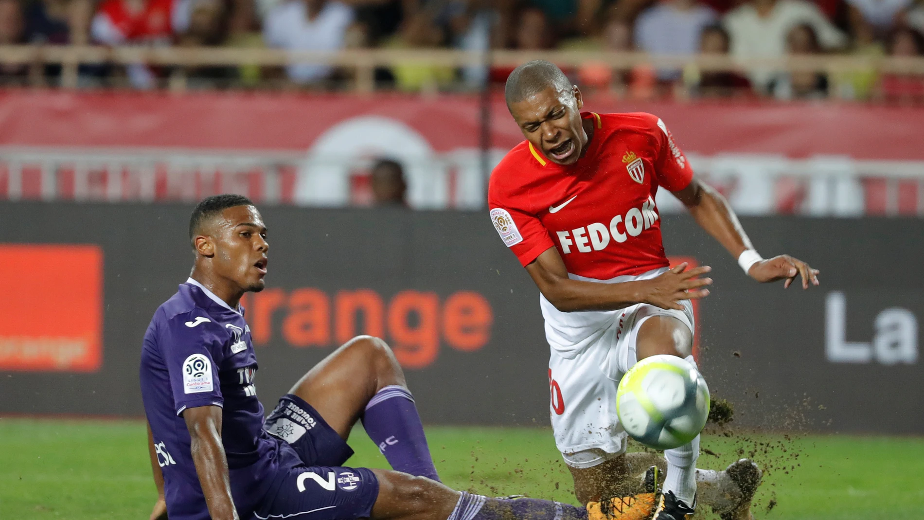 Mbappé sufre una entrada durante el partido Mbappé sufre una entrada durante el partido