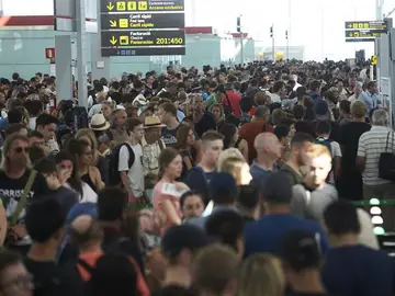 Colas para acceder al control de seguridad del Aeropuerto de Barcelona-El Prat Colas para acceder al control de seguridad del Aeropuerto de Barcelona-El Prat