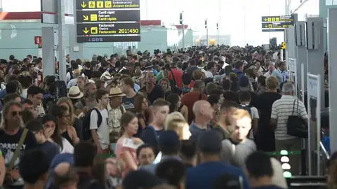 Colas para acceder al control de seguridad del Aeropuerto de Barcelona-El Prat Colas para acceder al control de seguridad del Aeropuerto de Barcelona-El Prat