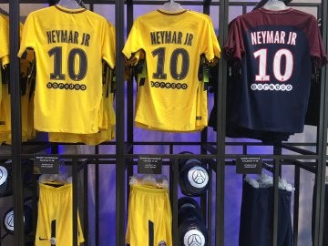 Camisetas de Neymar en la tienda del PSG