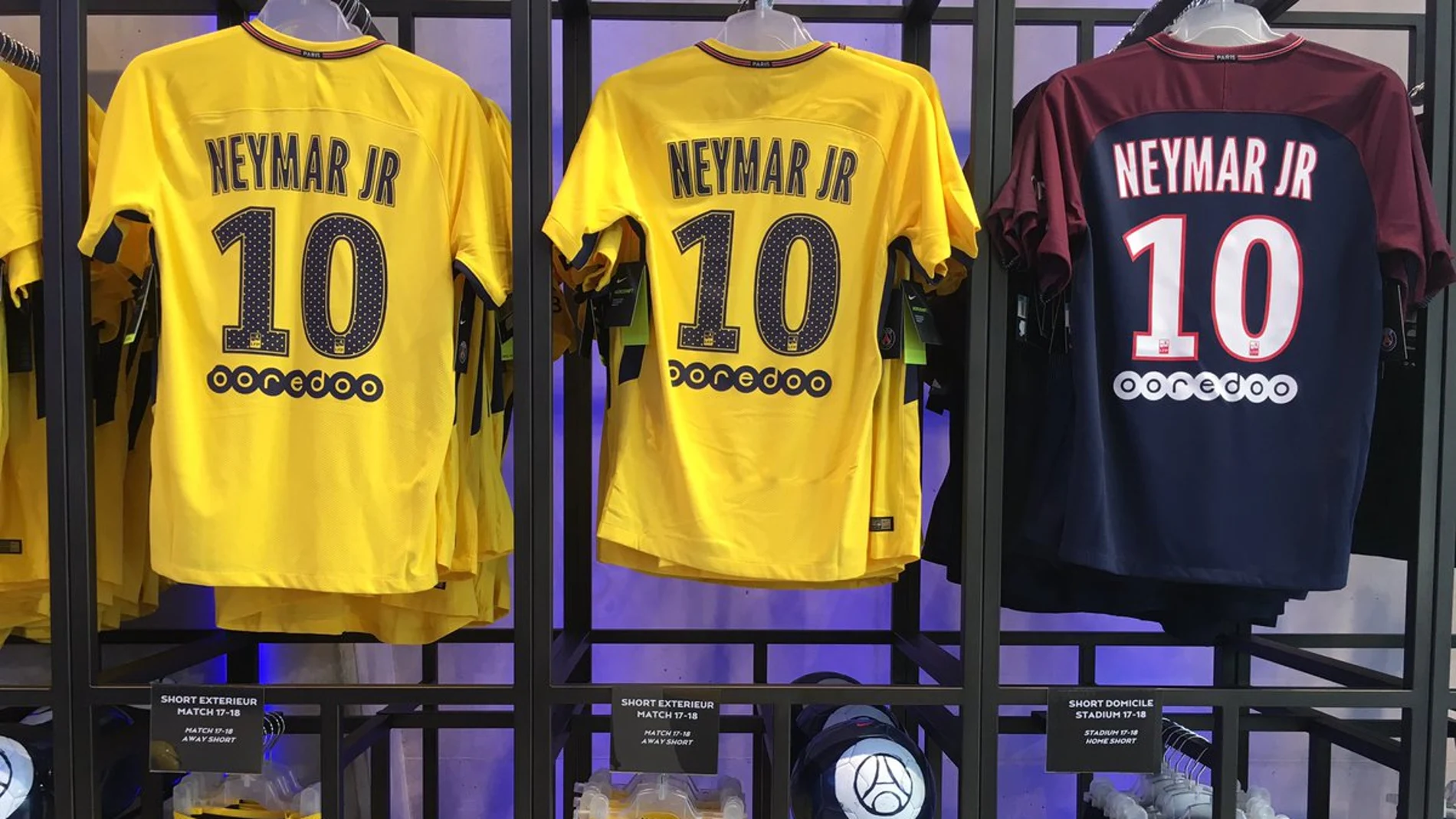 Camisetas de Neymar en la tienda del PSG Camisetas de Neymar en la tienda del PSG
