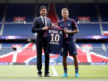 Neymar y Al-Khelaifi posan con la camiseta del PSG