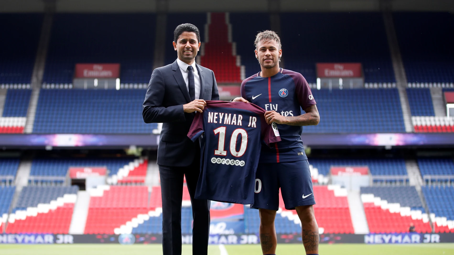 Neymar y Al-Khelaifi posan con la camiseta del PSG Neymar y Al-Khelaifi posan con la camiseta del PSG