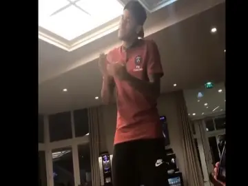 Novatada del PSG a Neymar Novatada del PSG a Neymar