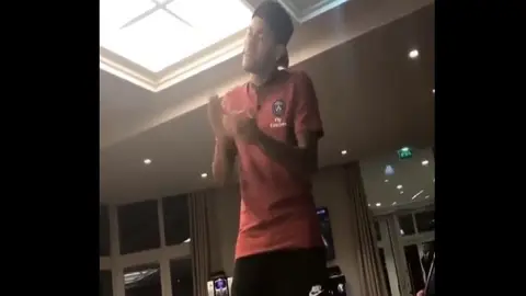 Novatada del PSG a Neymar Novatada del PSG a Neymar