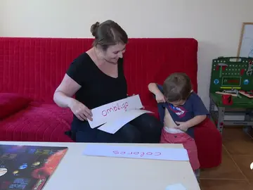 Unas 5.000 familias españolas eligen educar a sus hijos en casa y prescinden del colegio hasta la secundaria Unas 5.000 familias españolas eligen educar a sus hijos en casa y prescinden del colegio hasta la secundaria