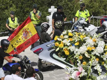 Cientos de motos en el último adiós a Ángel Nieto Cientos de motos en el último adiós a Ángel Nieto