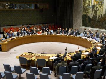Los miembros del Consejo de Seguridad de la ONU votando
