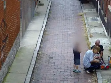 Una madre es grabada inyectándose heroína delante de su hijo de cuatro años Una madre es grabada inyectándose heroína delante de su hijo de cuatro años
