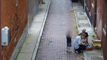 Una madre es grabada inyectándose heroína delante de su hijo de cuatro años 