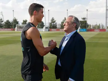 Cristiano saludando a Florentino Pérez Cristiano saludando a Florentino Pérez