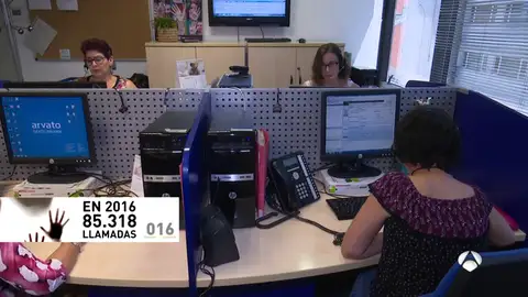 Así se trabaja en el 016, el teléfono desde el que se apoya a las mujeres maltratadas y a sus conocidos Así se trabaja en el 016, el teléfono desde el que se apoya a las mujeres maltratadas y a sus conocidos