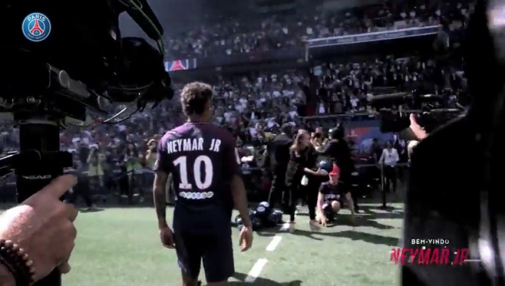 El gesto de Neymar con el escudo del PSG que no gustará a los aficionados del Barcelona