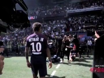 El gesto de Neymar con el escudo del PSG que no gustará a los aficionados del Barcelona