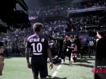 El gesto de Neymar con el escudo del PSG que no gustará a los aficionados del Barcelona El gesto de Neymar con el escudo del PSG que no gustará a los aficionados del Barcelona
