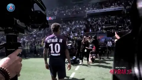 El gesto de Neymar con el escudo del PSG que no gustará a los aficionados del Barcelona El gesto de Neymar con el escudo del PSG que no gustará a los aficionados del Barcelona