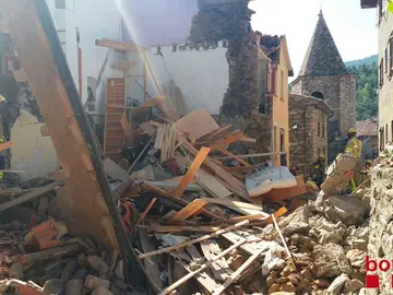 Rescatan a dos persona atrapada en la casa de Girona derrumbada Rescatan a dos persona atrapada en la casa de Girona derrumbada