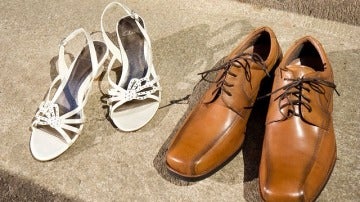 Zapatos de mujer y de hombre, imagen de archivo