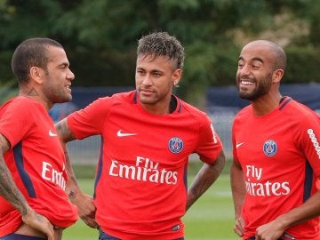 Neymar y Alves en el entrenamiento del PSG