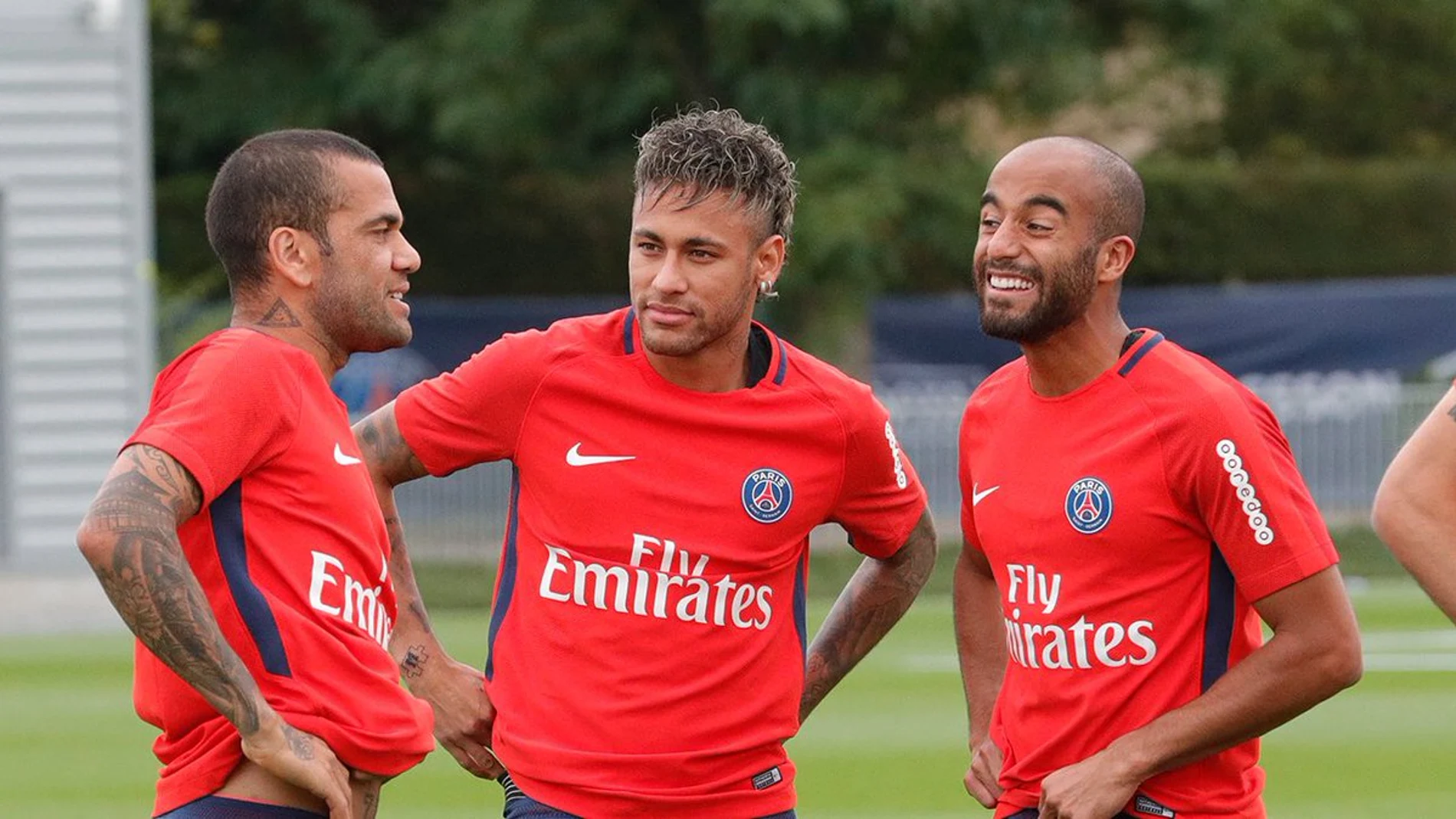 Neymar y Alves en el entrenamiento del PSG Neymar y Alves en el entrenamiento del PSG
