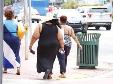 Mujeres con problema de obesidad, imagen de archivo