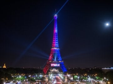 La Torre Eiffel iluminada con los colores del Paris Saint-Germain (PSG)