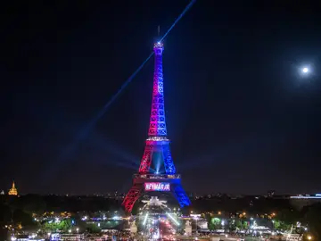 La Torre Eiffel iluminada con los colores del Paris Saint-Germain (PSG) La Torre Eiffel iluminada con los colores del Paris Saint-Germain (PSG)