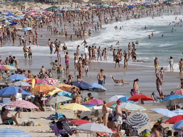 Miles de turistas visitan las playas españolas Miles de turistas visitan las playas españolas