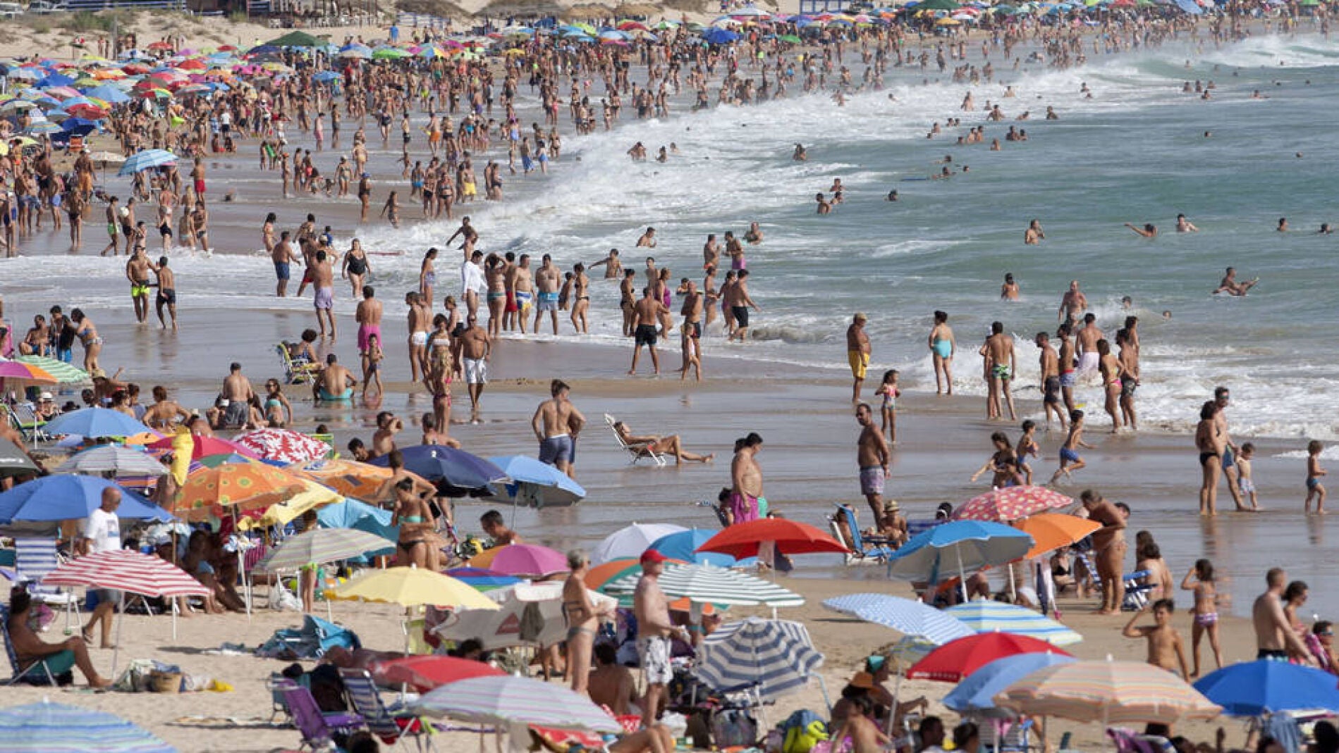 Miles de turistas visitan las playas espa&ntilde;olas