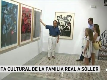 Los Reyes visitan junto a sus hijas la exposición de 'Pablo Picasso y Joan Miró' en Mallorca
