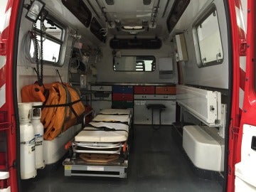 Interior de ambulancia, imagen de archivo