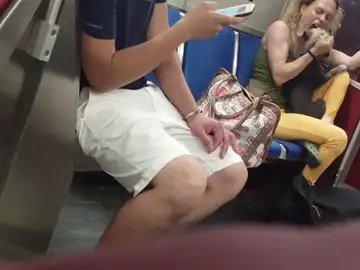 Un pasajero del metro de Toronto graba a una mujer mientras golpeaba y mordía a su perro Un pasajero del metro de Toronto graba a una mujer mientras golpeaba y mordía a su perro