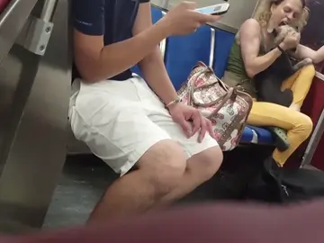 Un pasajero del metro de Toronto graba a una mujer mientras golpeaba y mordía a su perro Un pasajero del metro de Toronto graba a una mujer mientras golpeaba y mordía a su perro