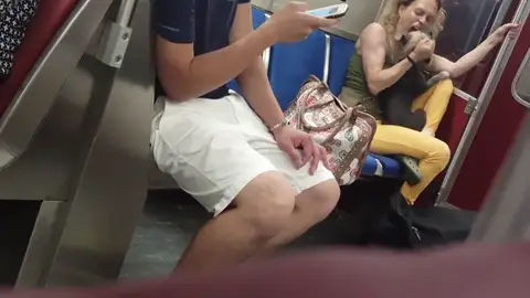 Un pasajero del metro de Toronto graba a una mujer mientras golpeaba y mordía a su perro Un pasajero del metro de Toronto graba a una mujer mientras golpeaba y mordía a su perro