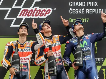 Márquez, Pedrosa y Viñales dedicaron el podio a Ángel Nieto Márquez, Pedrosa y Viñales dedicaron el podio a Ángel Nieto